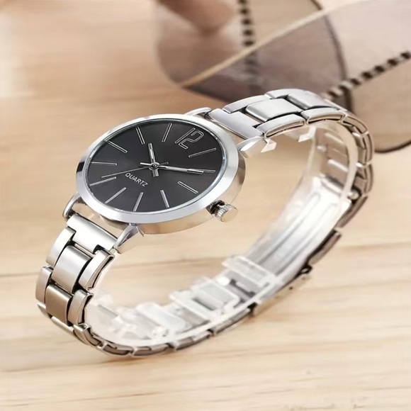 Minimalist Round Pointer Quartz Watch & LOVE Engraved Bracelet - Picture 4 of 4